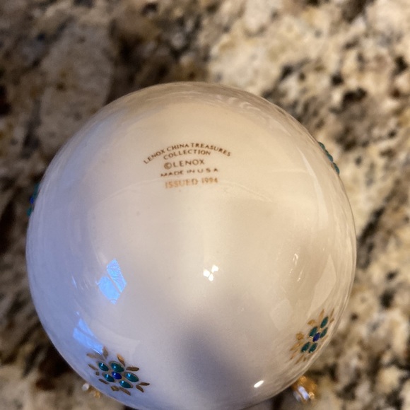 Lenox Collection Vintage Porcelain Egg with Gold Stand issued 1994 - Picture 7 of 7